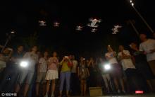 七夕前夜 口袋无人机玩家遥控“飞机编队”求婚