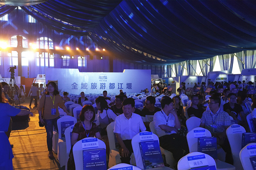 “VR看景”与“无人机空陆全景摄影”亮相都江堰