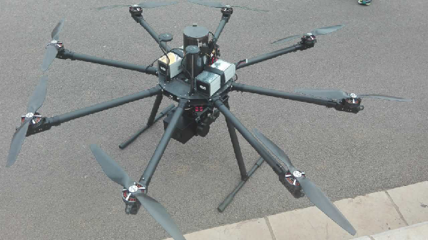 无人机+紫外漏电检测仪：高压线“守护神”