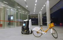 小G配送机器人 还会让路呢