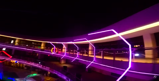 来看超科幻的无人机竞速