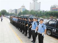 空中无人机地上武装民警 西安街头每天万余人保平安