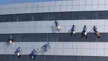 无人机代替高危工作 应用到玻璃幕墙清洗中