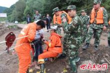 他操作无人机向孤岛送去绳索搭起生命通道