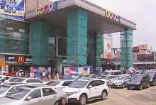 广州女子被无人机围着脚转 腿像刀割