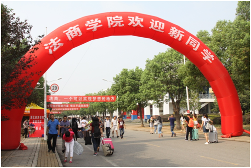 网络直播无人机全出动 武汉一高校迎新“脑洞大开”