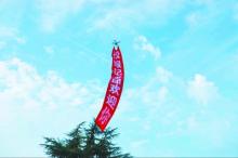 拉条幅空运水果 大学校园里无人机大出风头