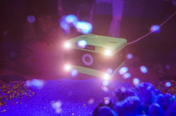 有了这款4K水下无人机 你也能探索海洋