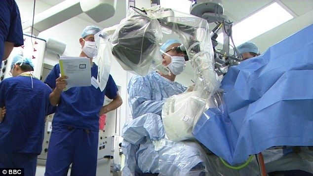 未来就是：穿着钢铁侠的外衣，吃着无人机