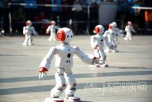 十六架无人机盘旋上空 “科普日”到济宁文化主场体验神奇