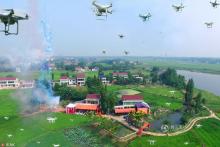 男子庆千金满月 数十架无人机升空祝贺