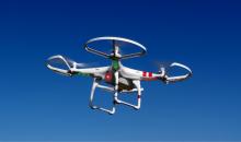 大疆的无人机还做到田里了，洒农药用