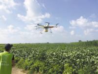 威县百位农民尝鲜“无人机飞行员” 