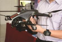 大学生研制像“奇蛙”无人机 飞的比汽车还快