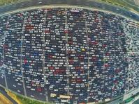 无人机实拍国庆出行壮观车流