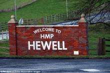 大胆狂徒，用无人机把“越狱工具包”投放到监狱