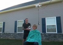 无人机新鲜玩法：给人理发