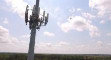 AT&T派无人机辅助信号塔巡检，省时省钱还环保
