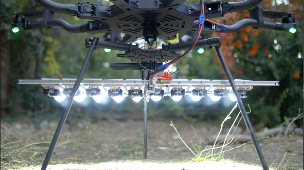 闪瞎眼：网友改造无人机携带1000瓦LED升空