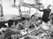 小学生们正在进行无人机、遥控赛车、3v3智能足球等科技比赛