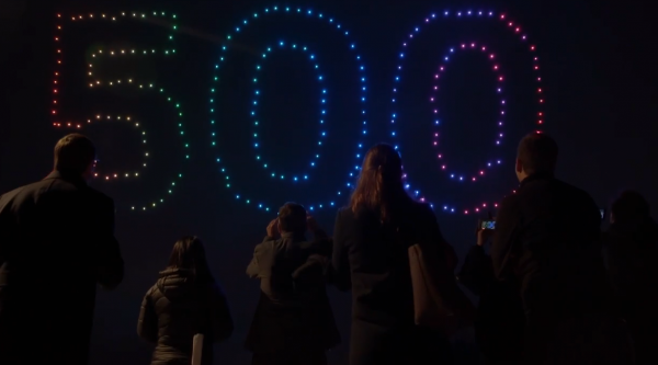 英特尔用500架无人机上演炫目灯光秀 全部由一名操作员控制