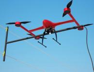 这个概念无人机能让电动汽车用路边高压线充电