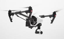 站着就能体验高速飞行？歪果土豪的新玩具——竞速无人机！