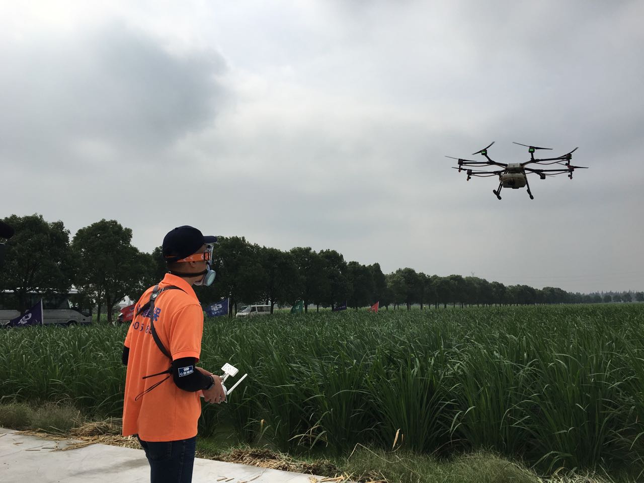 无人机植保 飞入农田 耕耘这个市场还需确立行业标准