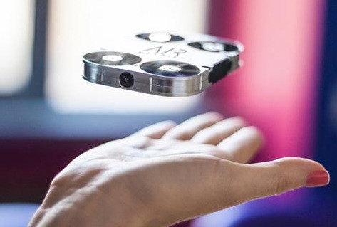 AirSelfie口袋型无人机给你随时随地的航拍体验