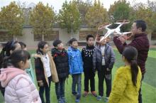 提升科技教育 无人机首次"飞进"小学课堂