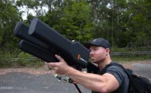 为了对抗恐怖分子和无人机，一把能「打飞机」的电子步枪出现了