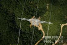 擦出火花 无人机与高压线相爱相杀