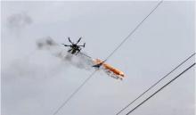 高压线挂异物够不着？无人机喷火清除