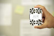 Airselfie：能塞进手机壳里的自拍无人机