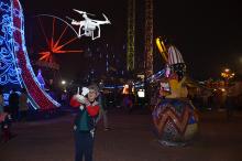 无人机还是年轻人的专利吗？欢乐谷惊现史上最潮奶奶