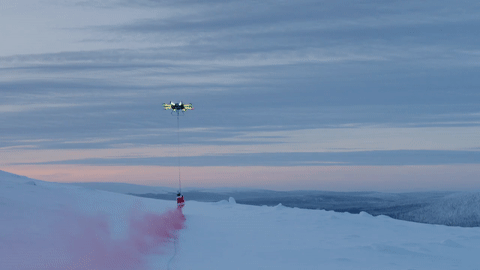 厉害了，这台无人机居然能把人拽上天！