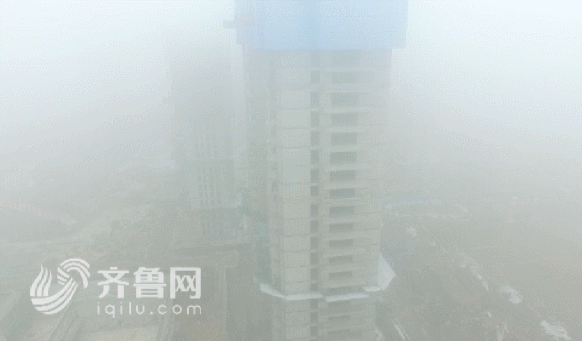 无人机航拍雾霾下的德州 企业停产高速压车十余里