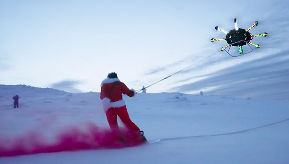 史上最会花样作死的网红 这次把自己吊在了无人机上