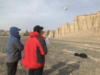 百架无人机穿越新疆哈密大海道 上演奇幻大戏