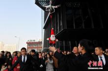 山西一商场启用无人机派送圣诞礼物