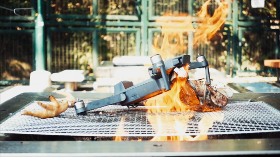 这款无人机有多“刚”？棒击+撞墙+烧烤+水枪