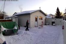 厉害了！加拿大一家犬起跳将无人机叼回