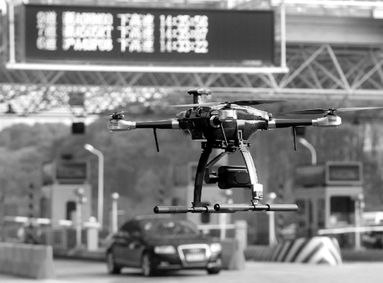 无人机交警上线 高清航拍违章车