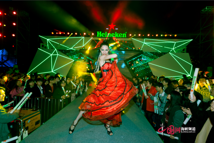 数万人线上线下齐跨年 喜力无人机跨年引爆“泉”城