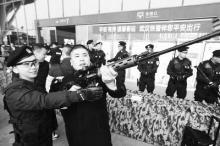 武铁特警携“尖板眼”保春运 机器人无人机上阵