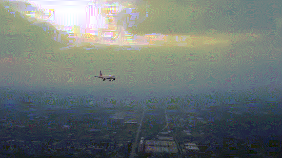 无人机近距离航拍飞机 网友称：作死