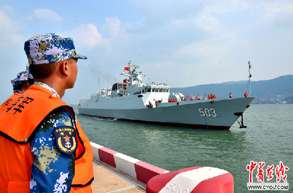 东海舰队派出两艘护卫舰、一架无人机全力搜救失事渔船