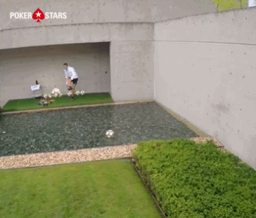 C罗是绝顶高手 连续踢下两架无人机