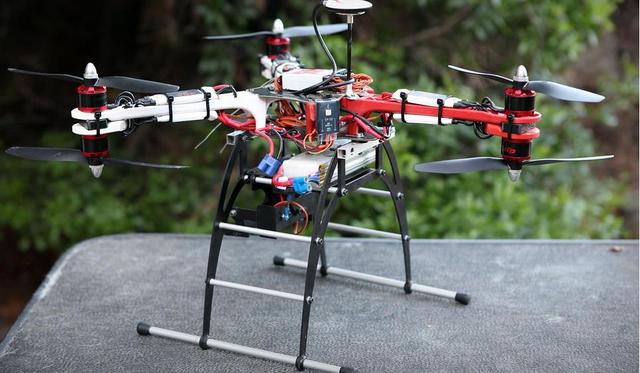 作死老外把大疆f550无人机飞到云层上面,可怕的事情发生了!