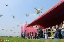 男子庆女儿满月 无人机编队升空祝贺